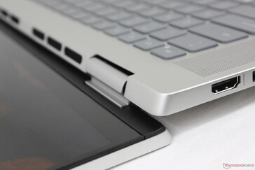Como muitos Asus VivoBooks e ZenBooks, a base do Inspiron se levantará em um ângulo quando a tampa for aberta