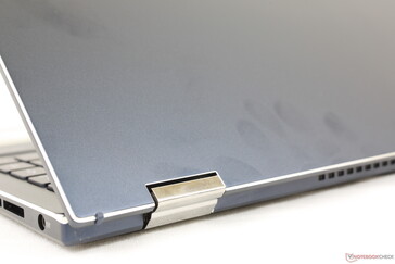 Materiais esqueletos de liga metálica de alta qualidade e textura azul fosco liso como na série Zenbook Pro Duo