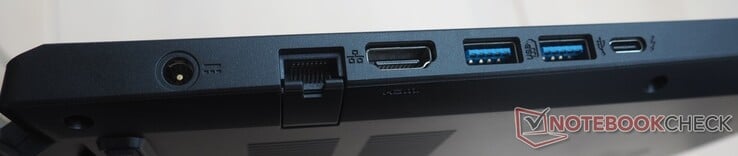 À esquerda: Alimentação, RJ45 LAN, HDMI 2.1, 2x USB-A 3.0, Thunderbolt 4