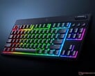 O teclado de baixo perfil Razer BlackWidow V4 TKL é mostrado em ângulo (Fonte da imagem: Razer PR)