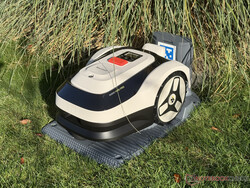 O Raccoon 2 SE em sua estação de carregamento