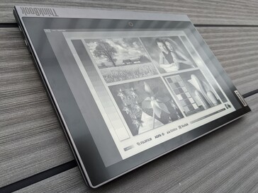 Lenovo ThinkBook Plus Gen2 em uso externo (E-Ink)