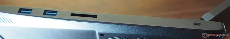 Lado direito: 2x USB-A 3.2 Gen1, leitor de cartão, trava Kensington