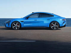 Xiaomi SU7 (2026) na nova cor Capri Blue: o sedã esportivo elétrico está recebendo mais do que apenas um pequeno facelift. (Fonte da imagem: Xiaomi)