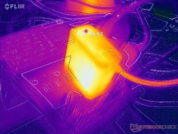 O adaptador de corrente alternada atinge mais de 46 °C ao operar com cargas exigentes