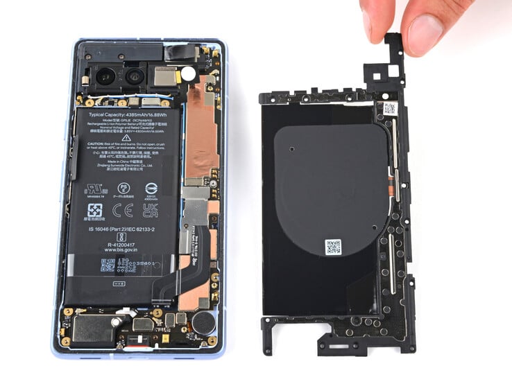 Substituir a bateria do Pixel 7a não é uma tarefa fácil. (Fonte da imagem: iFixit)