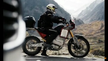 Como é comum nas plataformas de motos de aventura, a Himalayan Test Bed parece apresentar uma ergonomia confortável. (Fonte da imagem: Royal Enfield no YouTube)