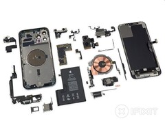 a desmontagem do iPhone 12 Pro Max revela um sensor de imagem generoso, mas com uma bateria bastante pequena (Fonte: iFixit)