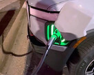 O plug-and-charge da Rivian agora funciona em Superchargers (imagem: ryanhuber/X) 