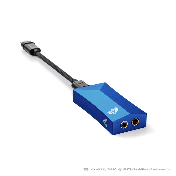 O AK HC4 Idolmaster Cinderella Girls Edition USB DAC suporta fones de ouvido não balanceados de 3,5 mm e balanceados de 4,4 mm. (Fonte da imagem: Bandai Namco)