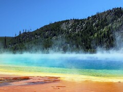 Uma imagem mostrando um lago no Parque Nacional de Yellowstone. (Fonte da imagem: National Parks Exploration Series: Yellowstone - Amazon Prime Video)