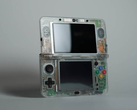 Um Nintendo 3DS com uma concha transparente personalizada