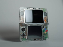 Um Nintendo 3DS com uma concha transparente personalizada
