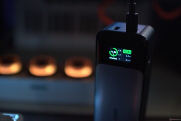 Saída pela porta USB-C de 140 W, medida pelo banco de potência Anker 737 140 W.