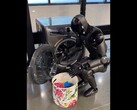 O fundador da Figure, Brett Adock, mostra os 02 carregando a máquina de lavar. (Fonte da imagem: Brett Adcock via X / anteriormente Twitter)