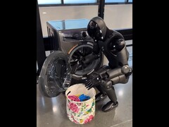 O fundador da Figure, Brett Adock, mostra os 02 carregando a máquina de lavar. (Fonte da imagem: Brett Adcock via X / anteriormente Twitter)