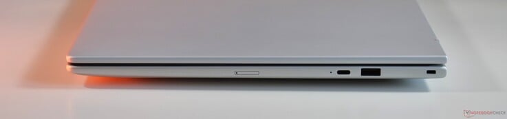 correto: USB-C 3.2 Gen 2, USB-A 3.2 Gen 1, slot para trava Kensington
