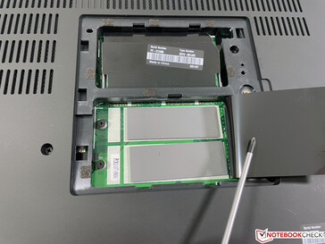Escotilha de manutenção na parte inferior (2x SODIMM, 2x M.2-2280 PCIe 3.0 x4)