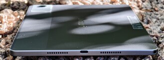 Lado direito do gabinete (alto-falante, porta USB, alto-falante, porta de áudio)