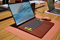 Lenovo IdeaPad Vibe 14 na cor Radiant Coral com teclas personalizadas.