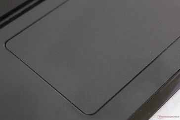As superfícies cinza escuro fosco do laptop são boas para esconder as impressões digitais