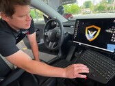 A tela da Tesla é usada como tela de computador da polícia no Model PD (imagem: epcalderhead/YT) 