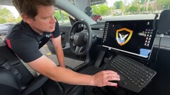 A tela da Tesla é usada como tela de computador da polícia no Model PD (imagem: epcalderhead/YT) 