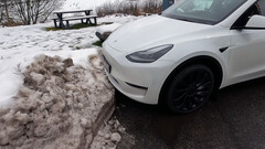 Nenhum sensor para detectar essa pilha de neve agora (imagem: Tech &amp;amp; Tesla Sweden/YouTube)