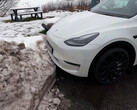 Nenhum sensor para detectar essa pilha de neve agora (imagem: Tech & Tesla Sweden/YouTube)