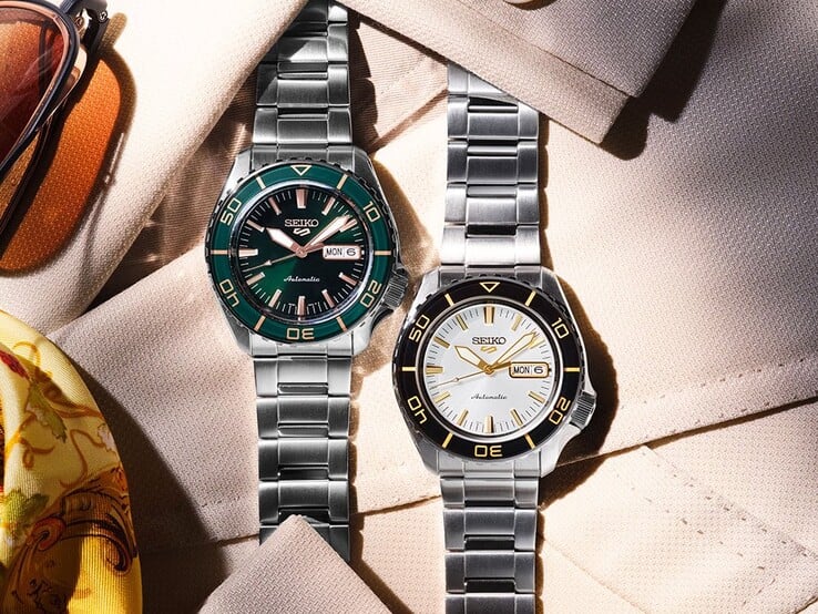 Relógios Seiko 5 Sports SKX HDB004 e HDB005 apresentados lado a lado sobre tecido, mostrando o HDB004 em branco e preto e o HDB005 em verde e ouro rosa.