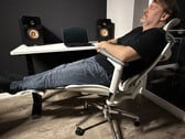 A cadeira de escritório ergonômica Sihoo Doro C300 posta à prova. (Imagem: Marcus Schwarten / Notebookcheck)