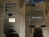 O Galaxy S22 Ultra em carne e osso, vários meses antes da Samsung lançá-lo. (Fonte da imagem: FrontPageTech)