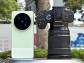 O Vivo X300 Ultra enfrenta a câmera Sony Alpha A7 com um sensor full-frame e uma lente cara
