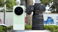 O Vivo X300 Ultra enfrenta a câmera Sony Alpha A7 com um sensor full-frame e uma lente cara