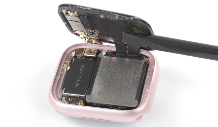 O Apple Watch já tem uma bateria com carcaça de metal. (Imagem: iFixit)