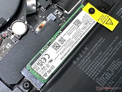 Duas SSDs SSSTC 1 TB NVMe são empilhadas uma em cima da outra