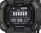Relógio Casio G-Shock Mudman GDG-B100 com visor digital vermelho e branco diante de uma paisagem montanhosa acidentada.