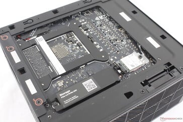 A remoção do painel do outro lado revela o slot SSD M.2 secundário e o módulo WLAN
