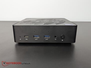 Frontal: Reinicialização, TB4, 2x USB-A 3.2 Gen 2, conector para fone de ouvido, botão liga/desliga