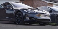 O Tesla Model S de Paul Curzon já percorreu mais de 430.000 milhas com sua bateria original. (Fonte: AutoTrader UK)