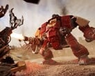 Um Blood Raven Space Marine Dreadnought dispara sua arma contra unidades Ork no trailer in-engine de Warhammer 40,000: Dawn of War IV. (Fonte da imagem: Warhammer via YouTube)