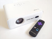 Projetor Aurzen Eazze D1R Roku e controle remoto.