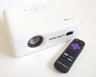 Projetor Aurzen Eazze D1R Roku e controle remoto.