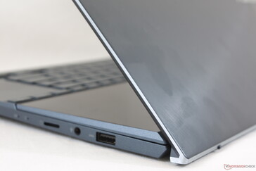 Familiar liga de magnésio-alumínio escovado e textura lisa que veio para definir a série ZenBook