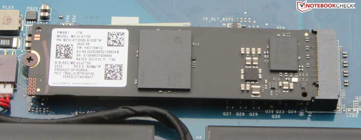 Um SSD PCIe 4 serve como a unidade do sistema.