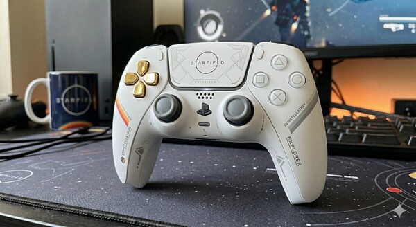 Um controle sem fio DualSense - Starfield Limited Edition projetado pela Gemini.
