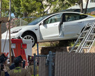 Um percalço a pedal enviou este Tesla em cima de uma ambulância, não de um piloto automático (imagem: SDFD)