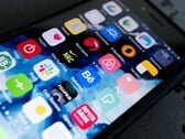 Close-up da tela de um smartphone com vários ícones de aplicativos