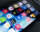 Close-up da tela de um smartphone com vários ícones de aplicativos