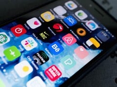 Close-up da tela de um smartphone com vários ícones de aplicativos